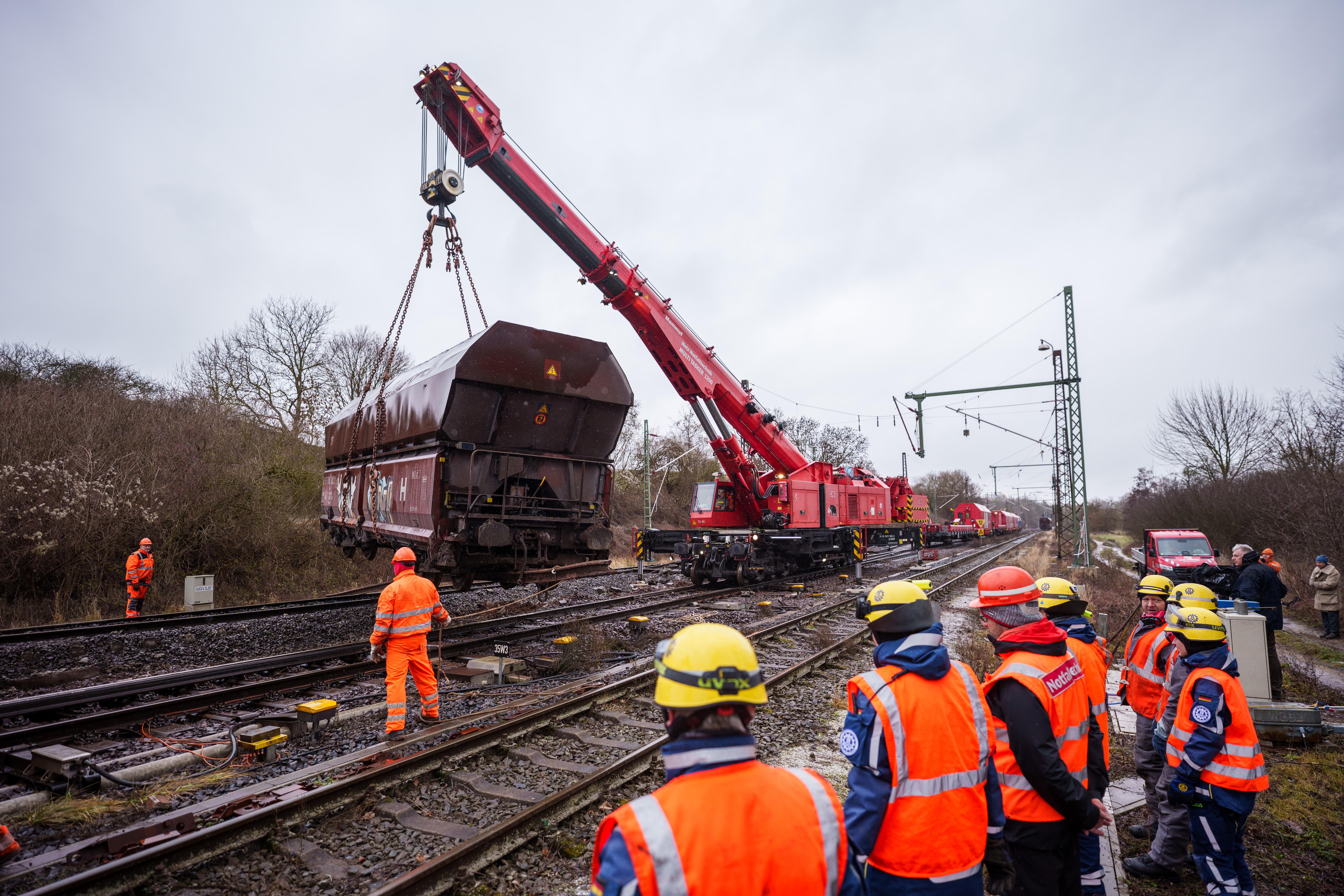 Freight train accident near Elze: Cleanup work started, replacement ...