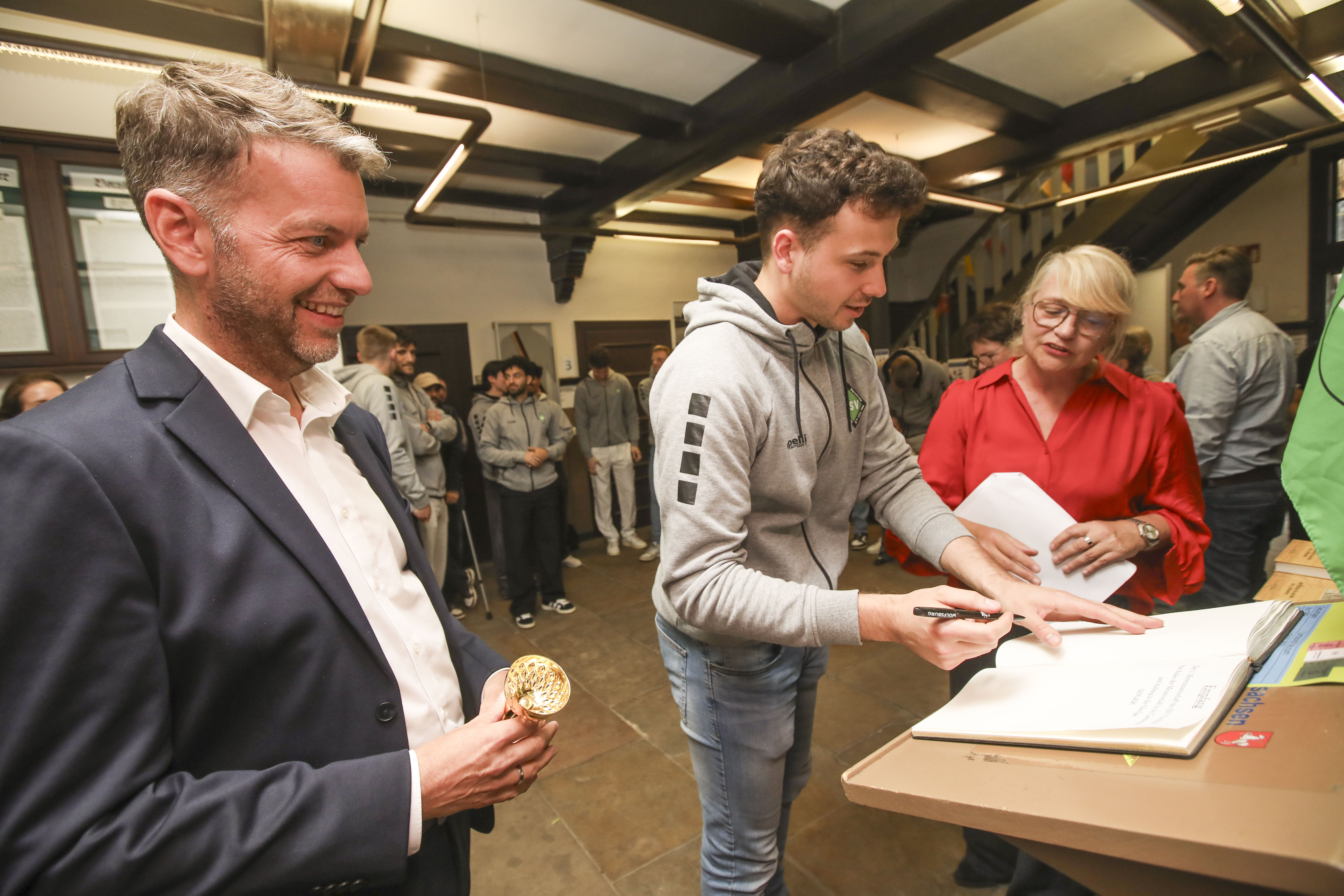 Spieler des SSV Vorsfelde tragen sich ins goldene Buch ein